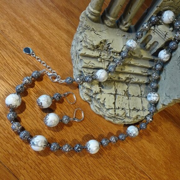 Handcrafted artisanal necklace/earring set in silver & gray - Picture 4 of 6